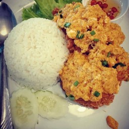 ข้าวไก่ทอดราดซอสผัดผงกระหรี่