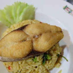 ข้าวผัดเขียวหวาน+ปลาอินทรีย์ทอด