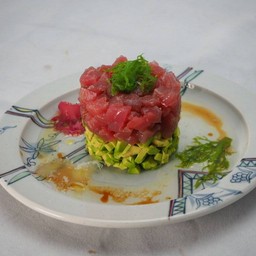 สลัดทูน่าดิบและอะโวคาโด