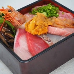 ข้าวหน้าปลาดิบรวมพรีเมียม