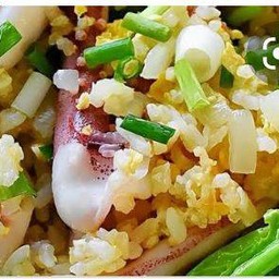 ข้าวผัดปลาหมึก