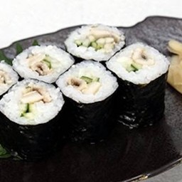 ข้าวห่อสาหร่ายไส้ปลาไหลทะเลต้มซีอิ้ว และแตงกวา