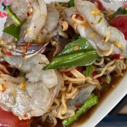 ยำมาม่ากุ้งสดปลาร้า