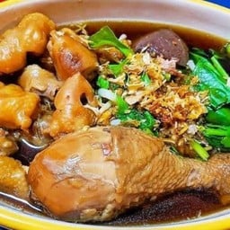 ตัสนีม ก๋วยเตี๋ยวไก่ตุ๋น - เนื้อตุ๋น ริมคลอง