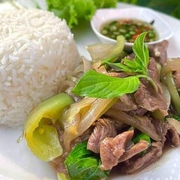 ข้าวผัดพริกหยวกเนื้อ