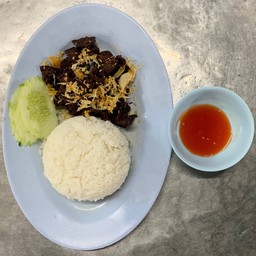 เนื้อทอดกระเทียมราดข้าว