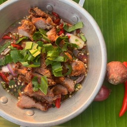 ยำหมูทอด