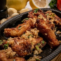 Chicken Wings Fried with Lemon and Garlic