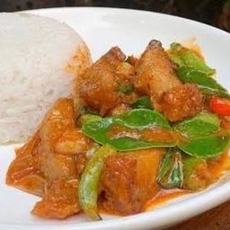 ผัดพริกแกงหมูกรอบ