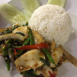 Fried Squid or Shrimp with Basil Leaves