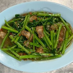 ผักบุ้งหมูกรอบ