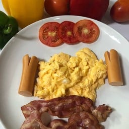 Scramble egg served with (bacon or ham), sausage