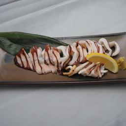 ปลาหมึกย่างทั้งตัว