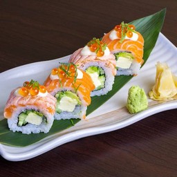 Salmon roll ปลาแซลมอนโรล