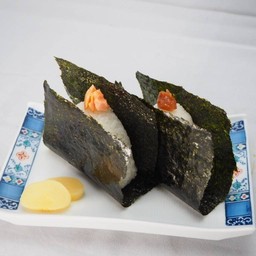 ข้าวปั้นห่อสาหร่ายโนริใส้ปลาแซลมอนเค็ม หรือใส้บ๊วย