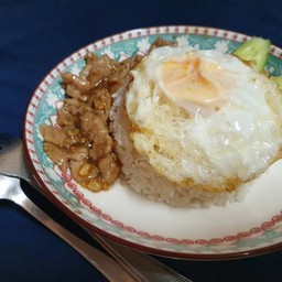 ข้าวหมูกระเทียมไข่ดาว