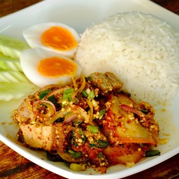 ข้าวยำแซ่บหมูแดง+หมูกรอบ