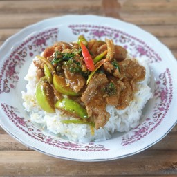 ข้าวผัดเผ็ดพริกแกงใต้หมูนุ่ม