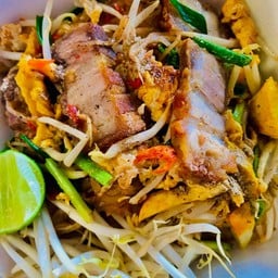 ผัดไทหมูกรอบ