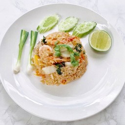 ข้าวผัดไข่รวมมิตร หมูกรอบ,ไก่