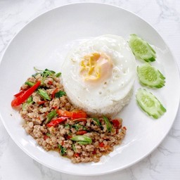 กะเพราหมูสับราดข้าว