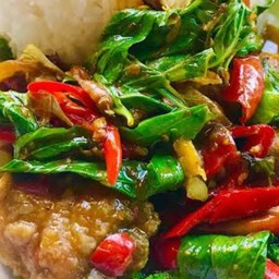 กระเพราปลาราดข้าว