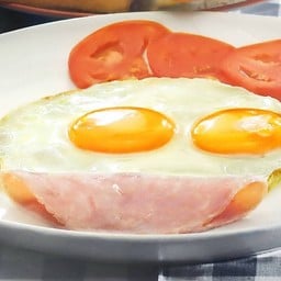 Fried egg served with (bacon or ham), , sausage