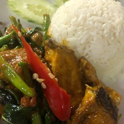 Fried Mixed Meat or Seafood or Fish with Red Curry