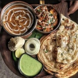 ชุดอาหารมังสวิรัติ Roti naan - 2 _Mix vege  Masala-1Daal Makhni-1 papadum -1