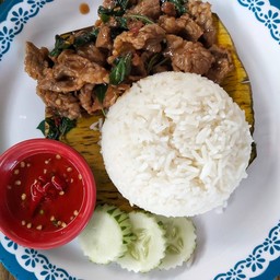 ผัดกระเพราหมูราดข้าว