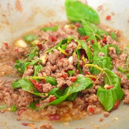 ผัดกระเพราพริกคั่วหมูสับ