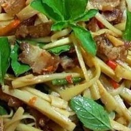 ผัดหน่อไม้กะเพราหมูกรอบราดข้าว