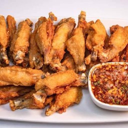 ปีกไก่ทอดน้ำจิ้มแจ่ว
