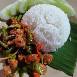 กระดูกอ่อนผัดพริกแกงราดข้าว