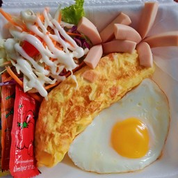 ไข่เจียวออมเล็ตใหญ่ แฮม ไส้กรอก สลัด ไข่ดาว