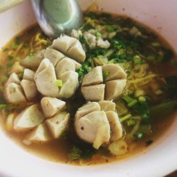 ก๋วยเตี๋ยวลูกชิ้นหมู น้ำหรือแห้ง