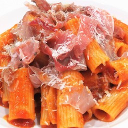 Rigatoni in Tomato Sauce with Prosciutto