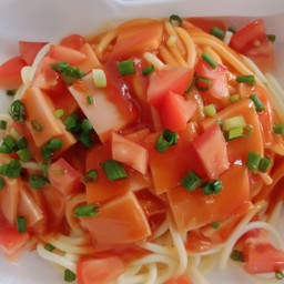 สปาเก็ตตี้ผัดซอสมะเขือเทศ (แฮม)