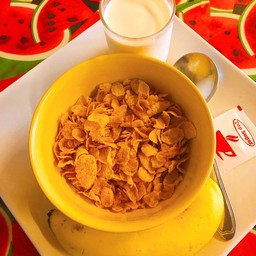 Cornflakes served with milk and banana 90