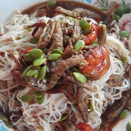 ตำขนมจีนใส่ปลากรอบ