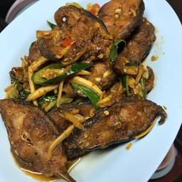 ปลาดุกทอดกรอบผัดเผ็ด