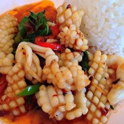 หมึกผัดพริกเผาราดข้าว