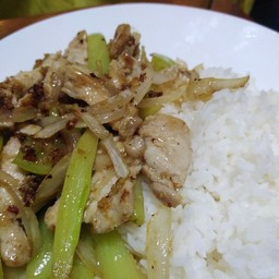 ไก่ผัดพริกหยวกราดข้าว