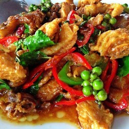 ผัดเครื่องแกงไก่ราดข้าว