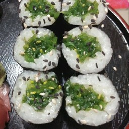 ยำสาหร่าย มากิ