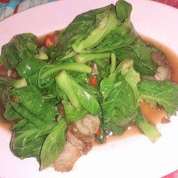ผัดผักแขนงหมูกรอบ