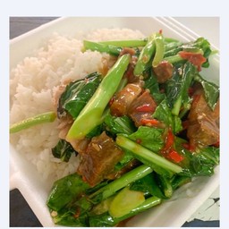 ผัดคะน้าราดข้าว