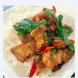 ผัดกระเพราราดข้าว