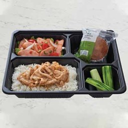 VIP ข้าวหมูคูโรบูตะทอดกระเทียมพริกไทย + ยำไส้กรอกแฟรงเฟอร์เตอร์ + เค้กกล้วยหอม