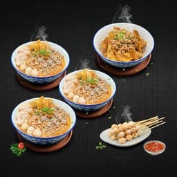 ก๋วยเตี๋ยวหมูรวม 3 ชาม + ลูกชิ้น 10 ไม้ + เกี๊ยวกรอบยำแห้ง